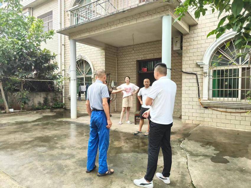 践行“枫桥经验”—大冶罗家桥街道：一条排水沟引八户邻里失和，多方联动化解十五年纠纷.docx