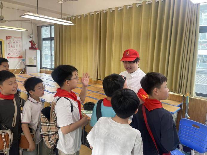 经济与管理学院“两支队伍”走进红旗村小学开展六一主题活动 (1).docx