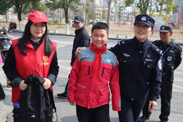 湖北文理学院理工学院:三月春风暖人心 雷锋精神伴我行.docx