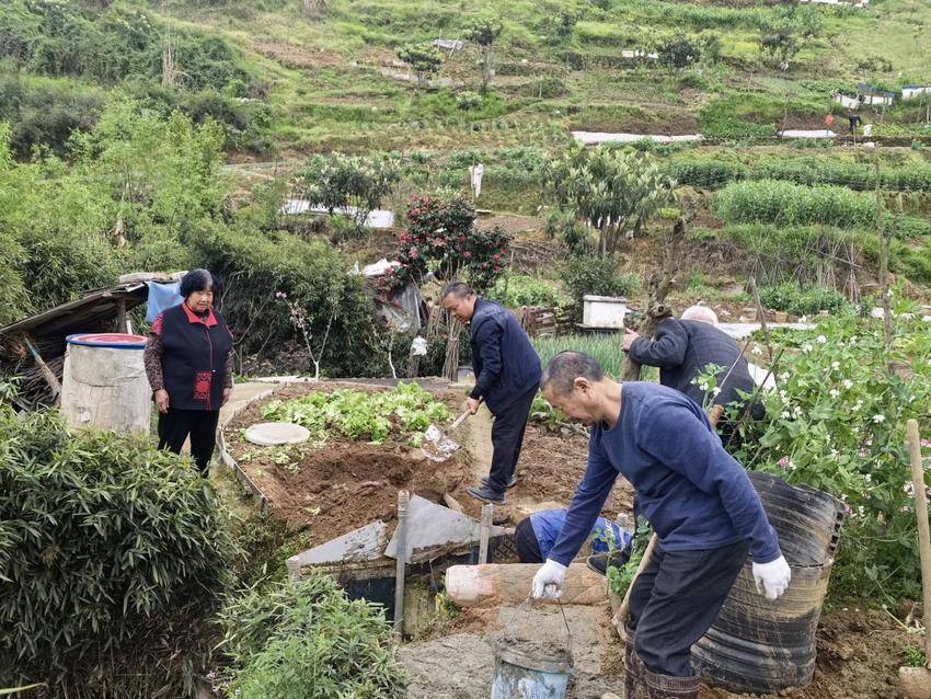 太极湖办事处土门村：沟渠清淤解民忧  实干担当暖民心.docx