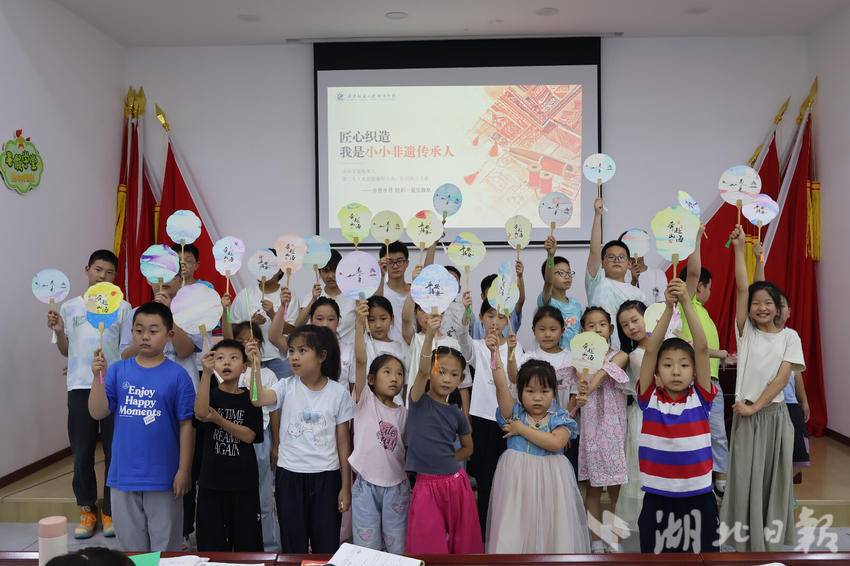 经纬织就千年韵:武纺支教团纺织科普续新篇,探秘土家织锦西兰卡普(1).docx