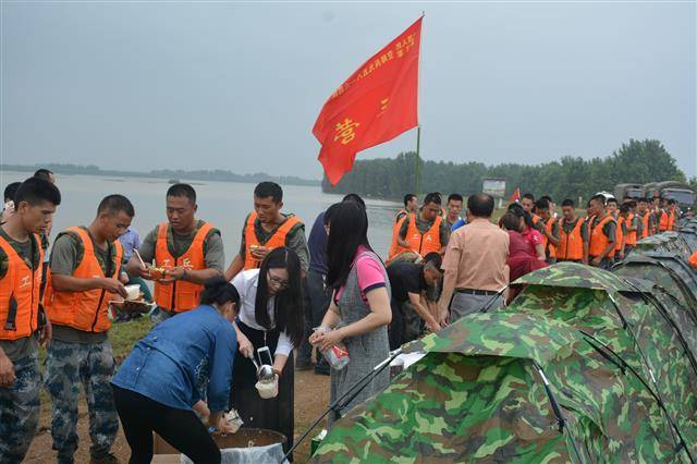 空降兵部队参加孝感抗洪抢险.JPG 空降兵部队参加孝感抗洪抢险.JPG