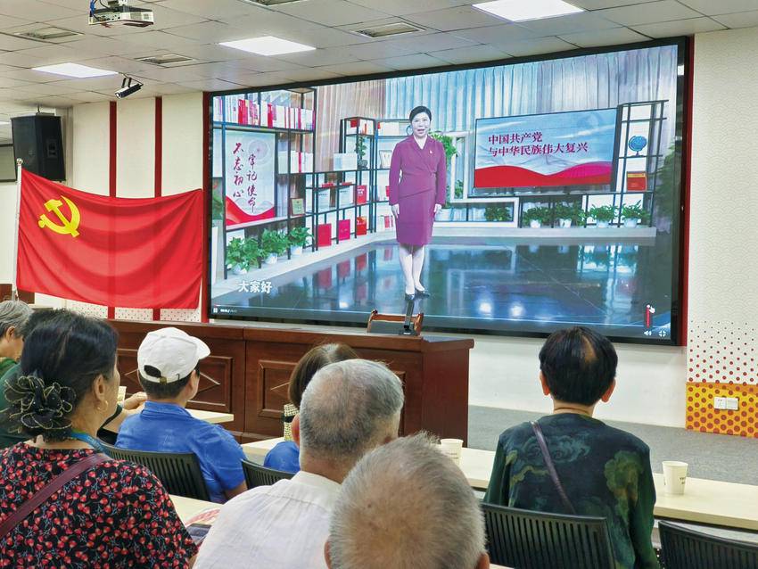武汉市江岸区西马街道江汉北路社区，党员在支部主题党日活动上集中观看《中国共产党与中华民族伟大复兴》视频课程。（江汉北路社区供图）