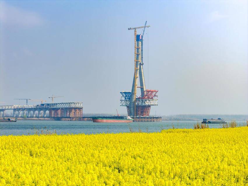 【交通强国】安徽池州长江公铁大桥北主塔封顶.docx