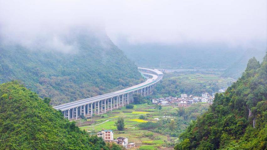 【特别策划】桂北筑通途 匠心绘华章——罗鹿高速一标项目建设纪实.docx