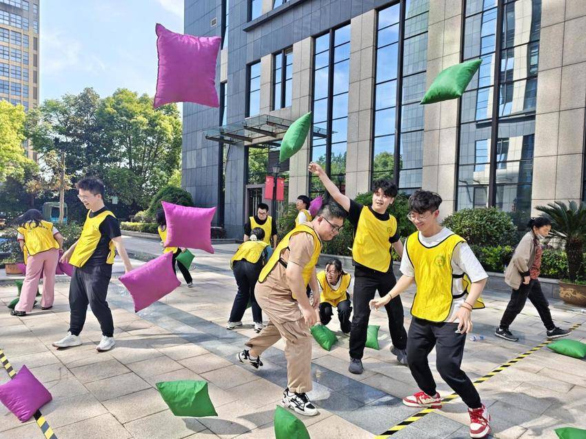 【一线传声】中交二航局四公司开展职工趣味运动会.docx