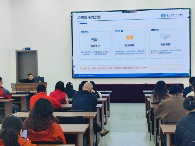 【一线传声】中交二航局四公司装备保障分公司开展急救知识专项培训.docx