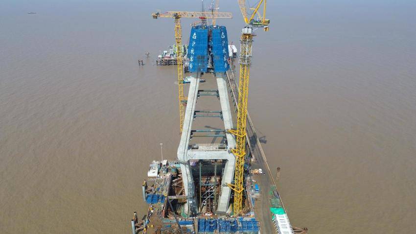 【交通强国】杭州湾跨海高铁大桥南航道桥首个主塔塔肢合龙.docx