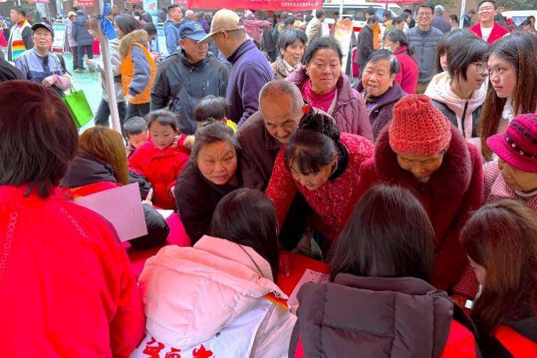 武汉龙泉街道：学雷锋引领文明新风尚，聚合力共建光谷美丽家园.docx