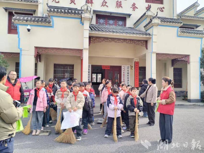 校村联动学雷锋，净美家园我先行.docx
