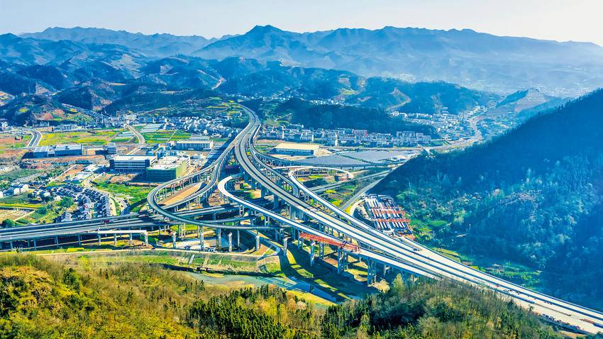 十堰经镇坪至巫溪高速公路溢水至镇坪段溢水互通。