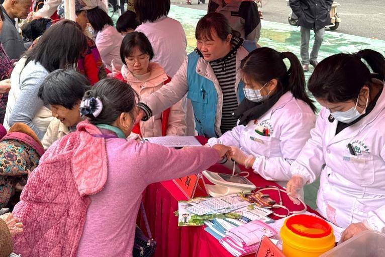 武汉龙泉街道：学雷锋引领文明新风尚，聚合力共建光谷美丽家园.docx