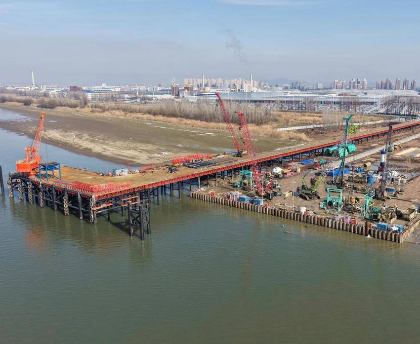 【交通强国】芜湖泰山路长江大桥主航道桥南主墩钻孔桩施工圆满完成.docx