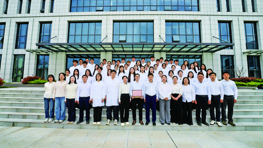纺织新材料与先进加工全国重点实验室研究团队部分成员在获得2026年度“中国青年五四奖章集体”后合影留念。