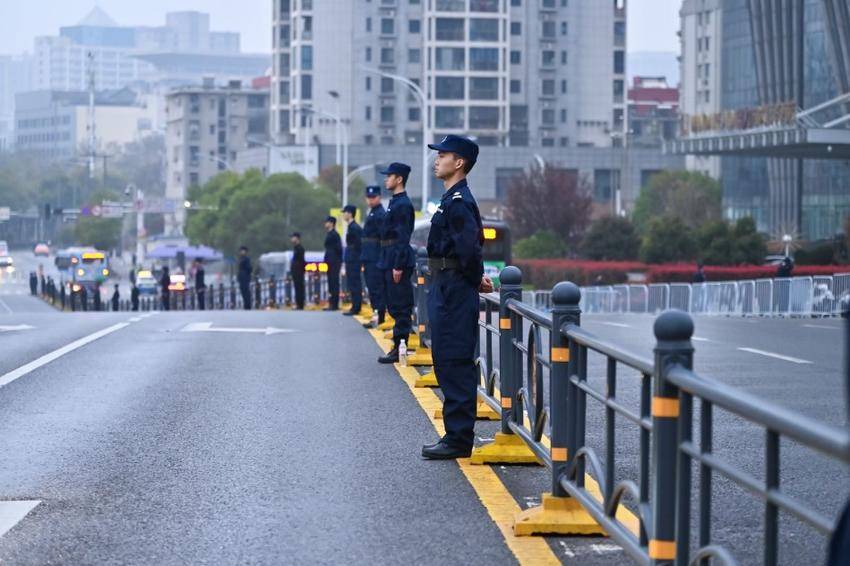 铁军显担当！2000名昌安保安高标准守护2026汉马武昌赛段.docx