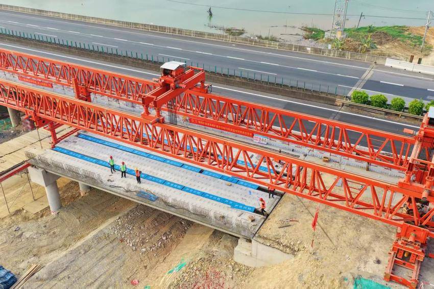 【交通强国】南百改扩建项目那音大桥首片梁架设成功.docx
