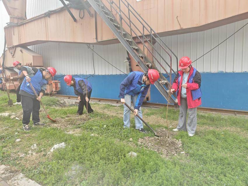 【一线传声】中交二航局四公司安徽工业化建造分公司开展植树节活动.docx