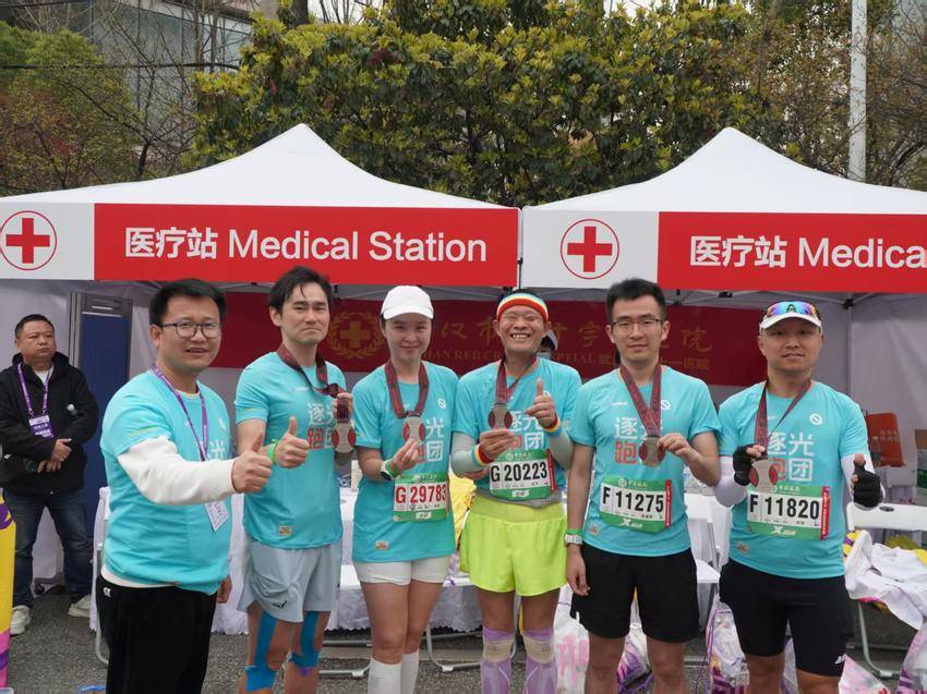 赛后，王飞（右三）和团队陪跑员们合影。（受访者供图）