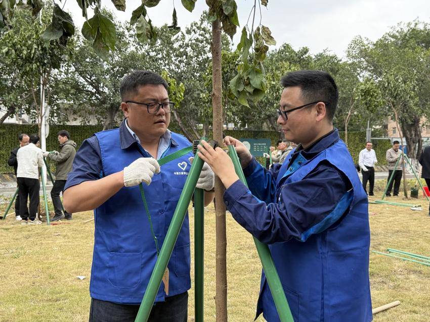 【特别策划】中交二航局广州地铁8号线项目开展植树节党建共建活动.docx