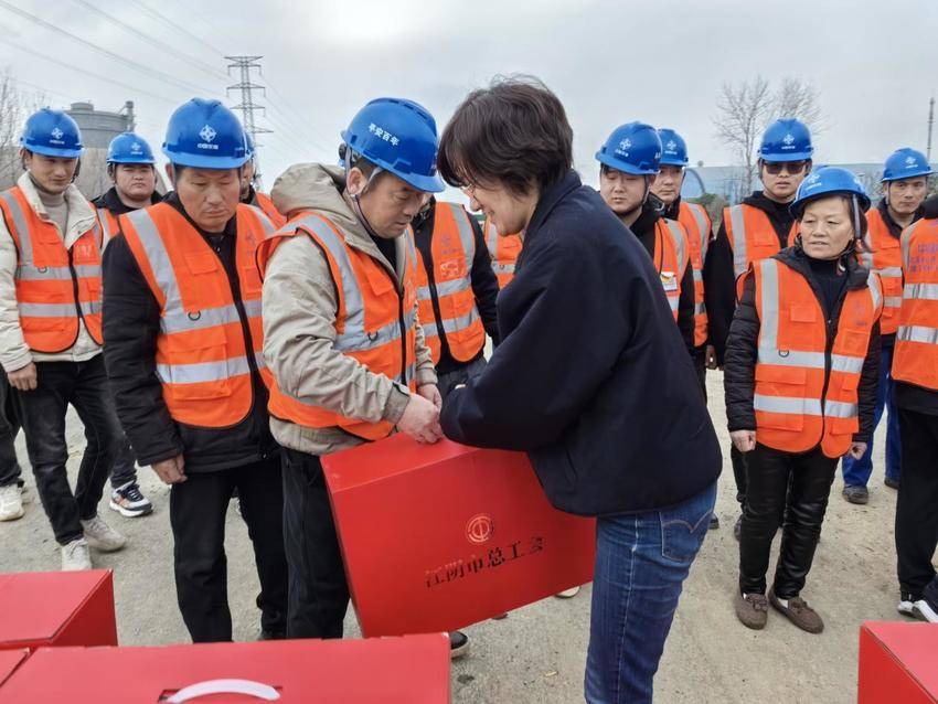 【特别策划】江阴市总工会深入沪武高速项目开展节后送温暖活动.docx