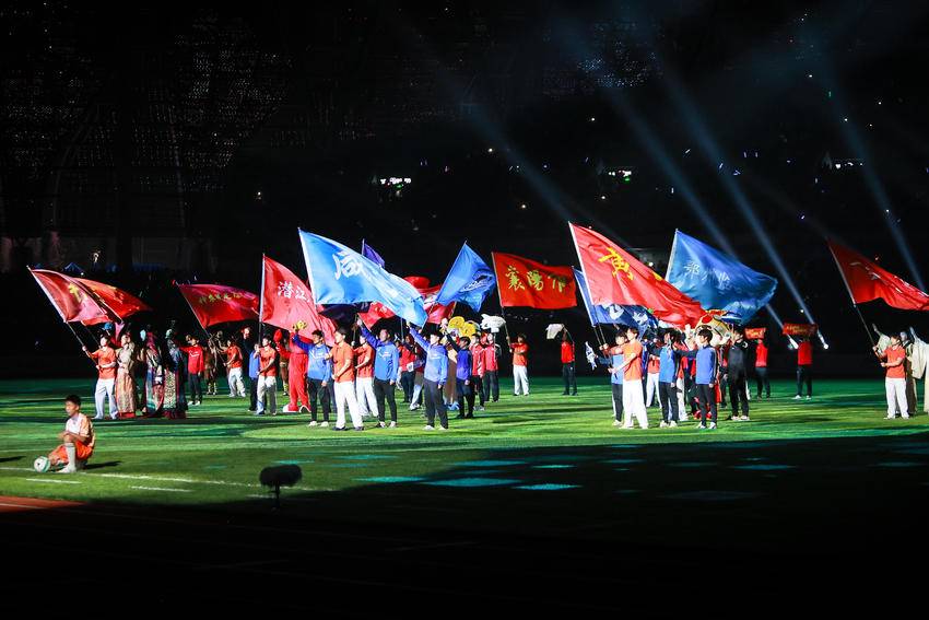 17支市州代表队在开幕式上入场。（湖北日报全媒记者 时龚 摄）
