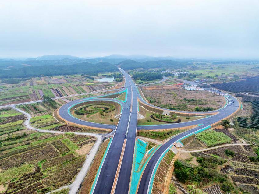 【特别策划】桂北筑通途 匠心绘华章——罗鹿高速一标项目建设纪实.docx