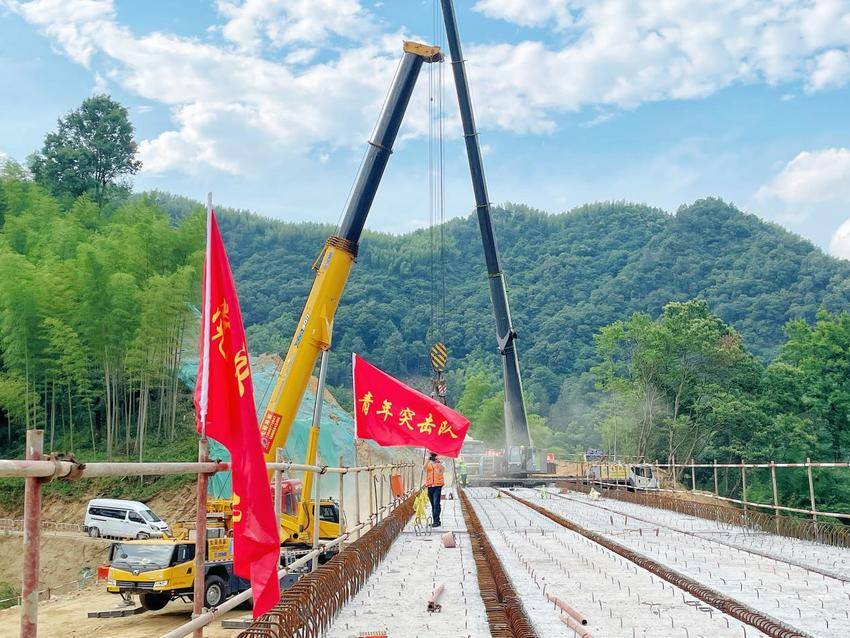 【特别策划】党旗飘扬在大别山深处(1).docx