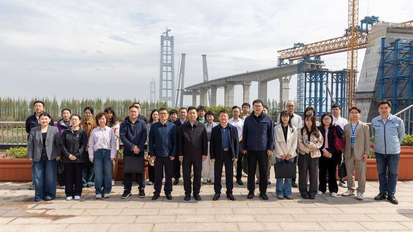 【一线传声】交通强国建设试点工作季度会商会在张靖皋长江大桥项目召开.docx