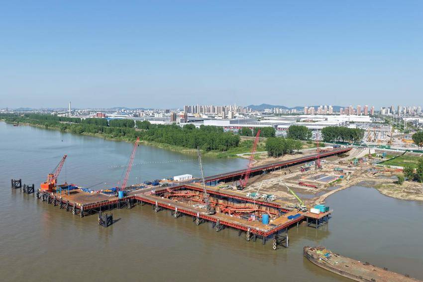 【交通强国】芜湖泰山路长江大桥南主塔塔座顺利浇筑完成.docx