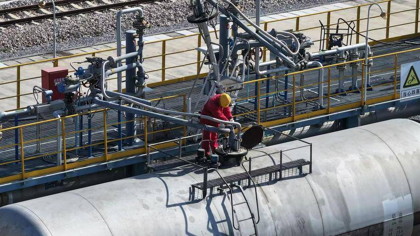 一马当先创市场 货运保畅争先锋.doc