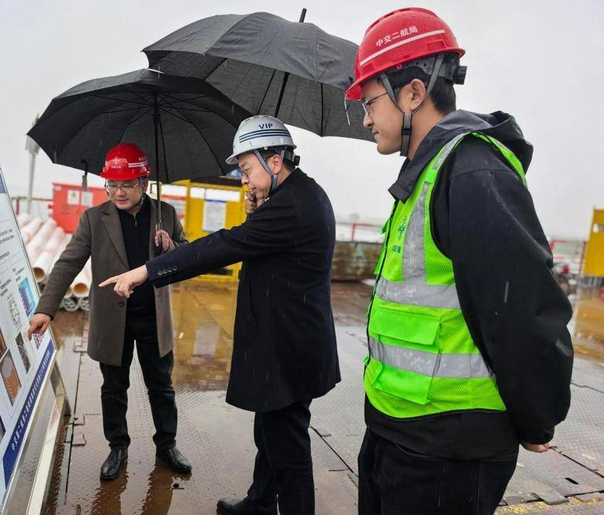 【一线传声】彭琳琳赴淮南淮河大桥、池州长江公铁大桥项目检查安全生产并指导高质量项目管理.docx