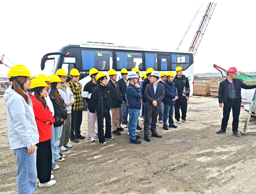 【一线传声】河海大学师生赴中交二航局南通12号泊位参观学习.docx