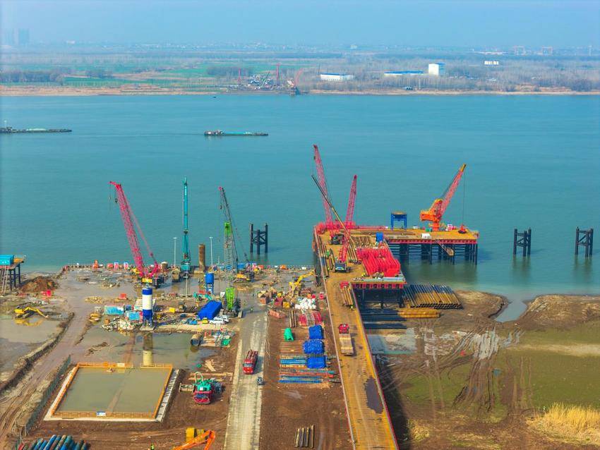 【交通强国】芜湖泰山路长江大桥主航道桥南主墩钻孔桩施工圆满完成.docx