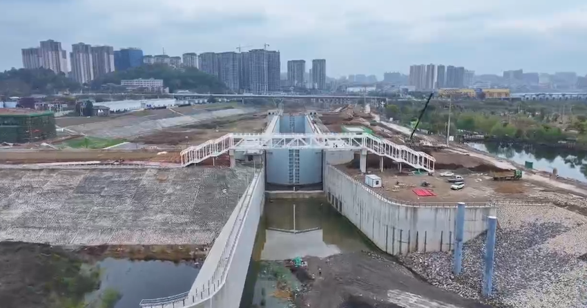 【一线传声】中交二航局潇湘船闸项目顺利通过主体工程交工验收.docx