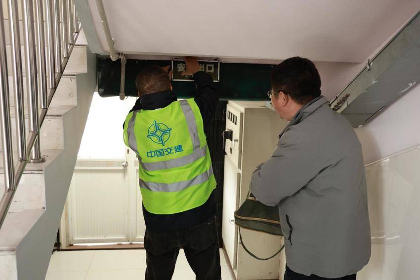 【一线传声】上海外环西段交通功能提升工程项目部开展“学雷锋”蓝马甲志愿者服务活动.docx