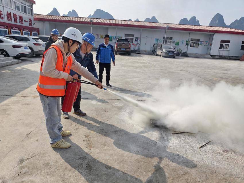【一线传声】罗鹿高速项目开展“全民消防、生命至上—安全用火用电”消防应急演练.docx
