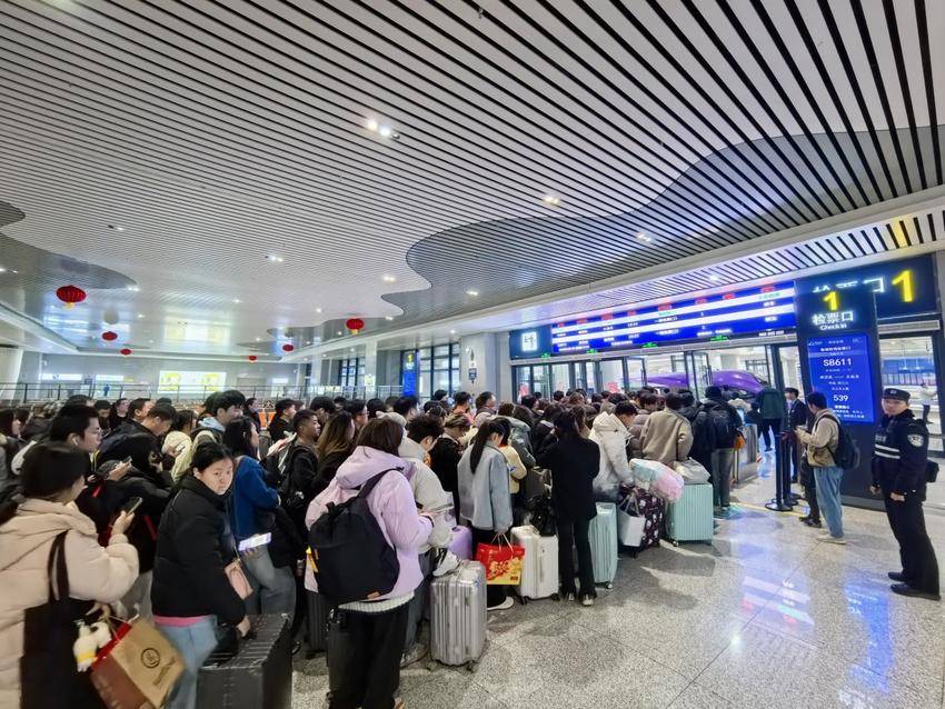 聚力护航团圆路 暖心守护春运行（春节稿件修改2.25）.docx