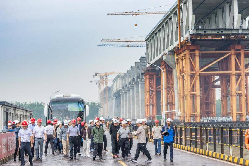 【一线传声】合肥市观摩学习组赴中交二航局池州大桥考察调研公铁两用桥建设管理工作.docx