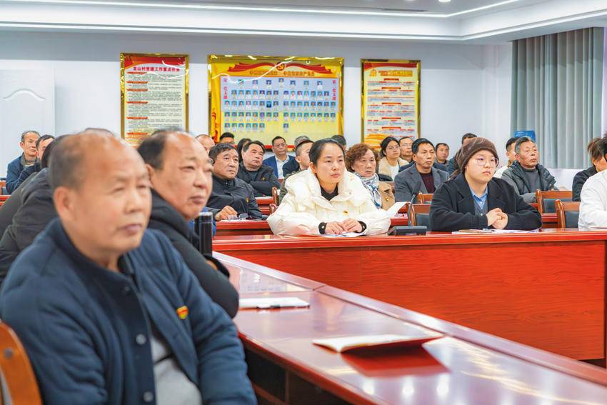 黄石经济技术开发区·铁山区章山街道龙山村，党员在支部主题党日活动上集中观看线上视频课程。（张博伦 / 摄）
