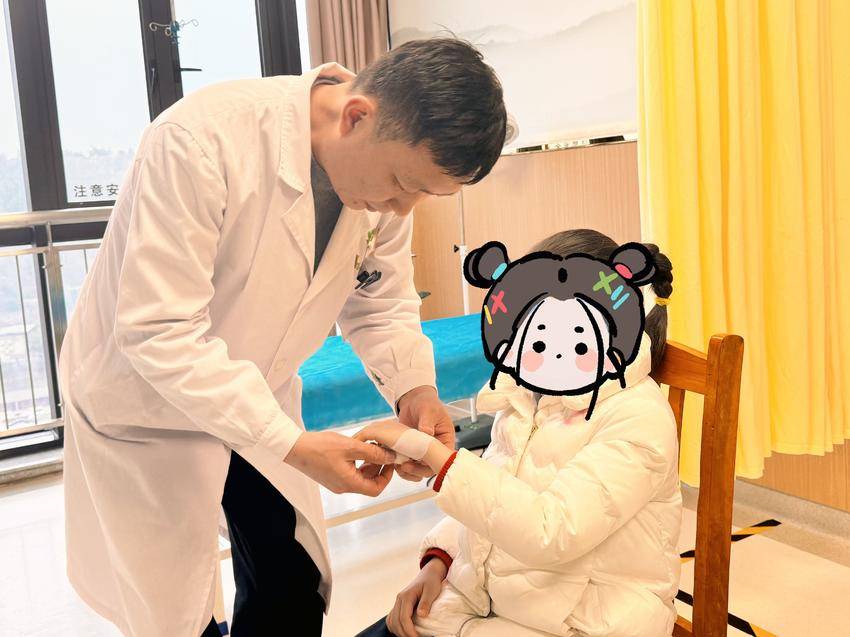 8岁娃摔伤致小指骨折，江夏中医“何氏正骨”秒速复位免除手术痛苦 - 副本.docx