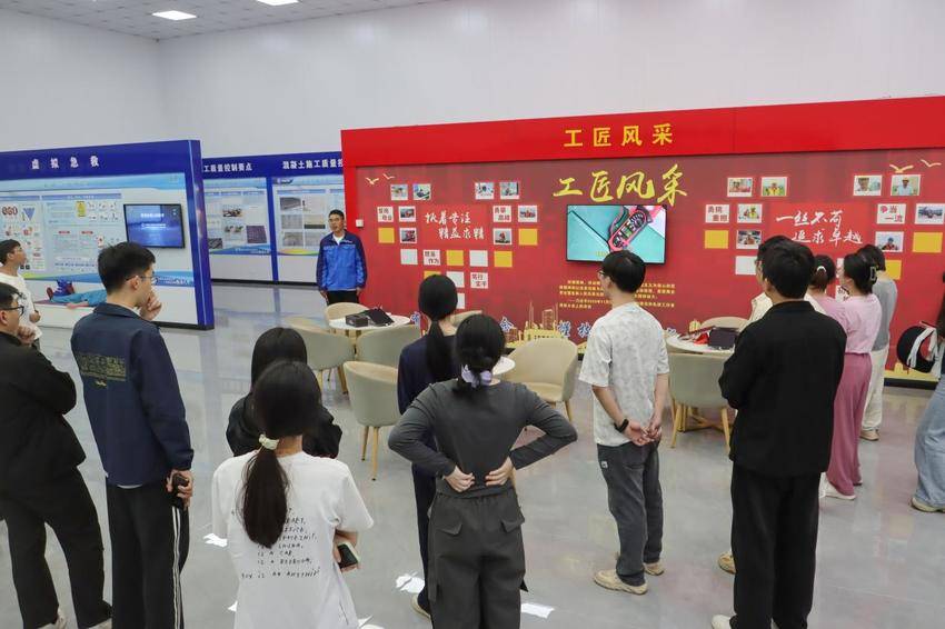 【一线传声】慈溪市交通局与杭州湾大桥项目联合开展五四主题活动.docx
