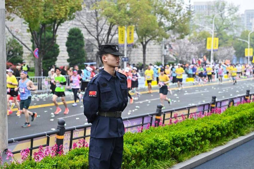 铁军显担当！2000名昌安保安高标准守护2026汉马武昌赛段.docx