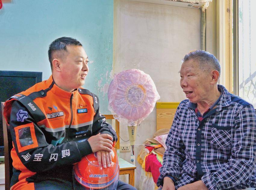张宝剑带着驿站受赠的物资，来到玉兰里社区看望困难老人。