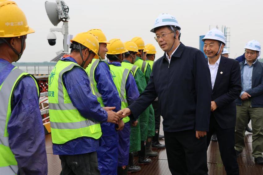 【一线传声】芜湖市委书记宁波到中交二航局泰山路长江大桥项目调研.docx