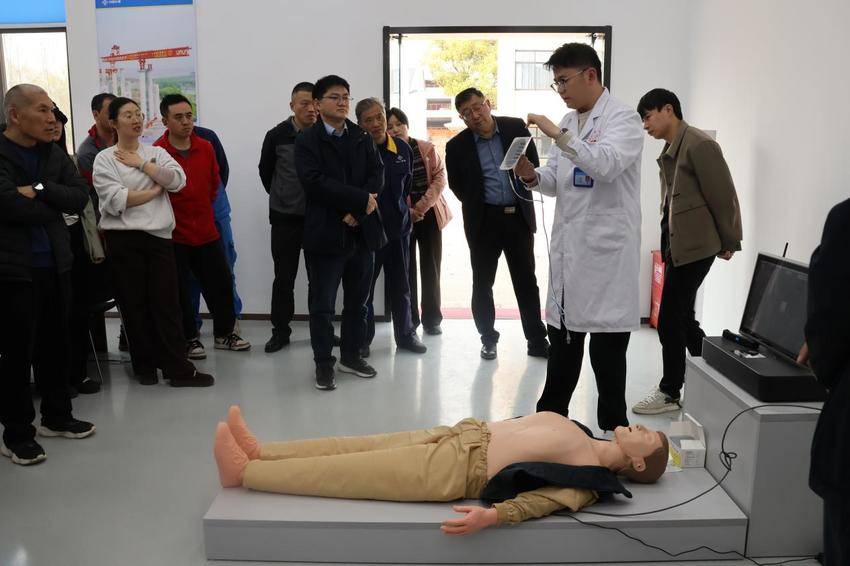 【一线传声】中交二航局四公司装备保障分公司开展急救知识专项培训.docx