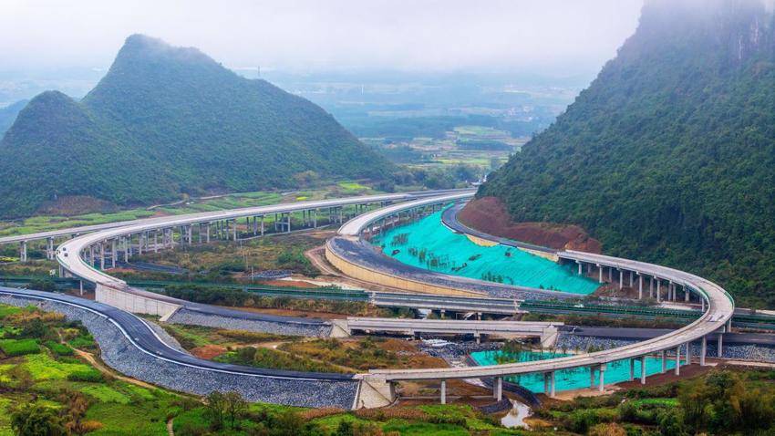 【特别策划】桂北筑通途 匠心绘华章——罗鹿高速一标项目建设纪实.docx