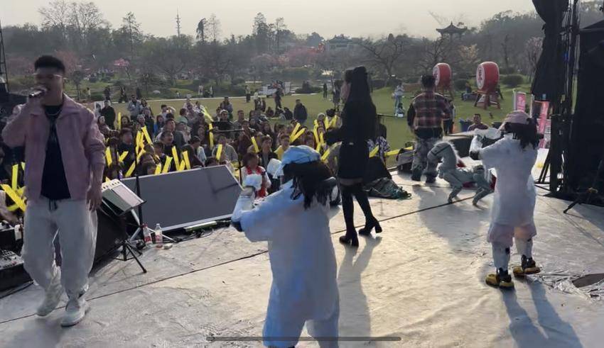 樱花园机器人表演