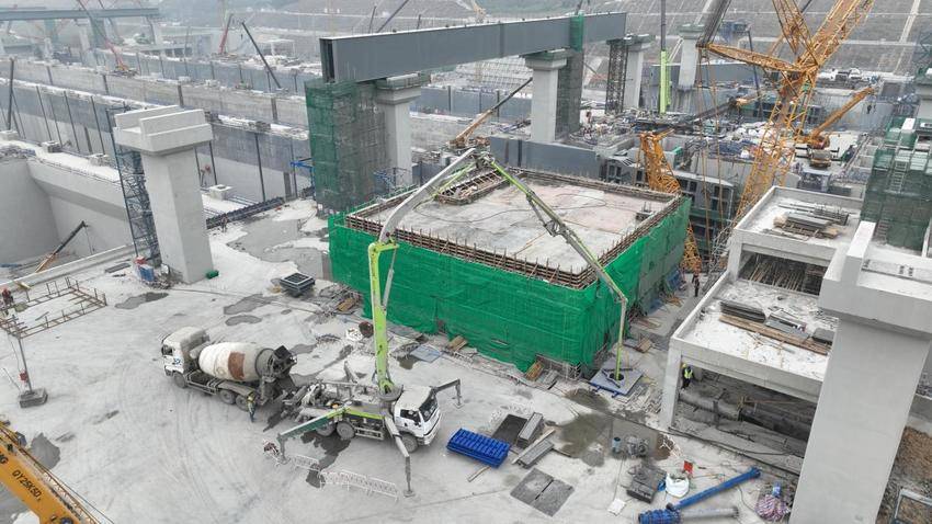 【交通强国】二航造！世界最大在建内河省水船闸主体结构施工取得关键进展.docx