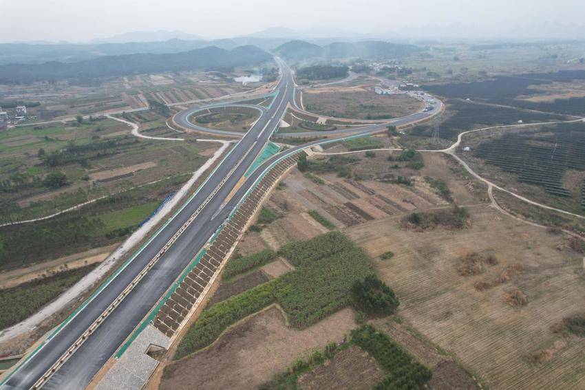 【一线传声】中交二航局罗鹿高速项目开展植树节活动.docx