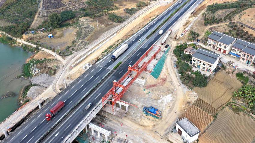 【交通强国】南百改扩建项目那音大桥首片梁架设成功.docx